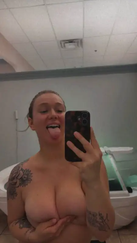 I'M AVAILABLE for hookup ,FOR FULL SERVICE 🍆🍑💦💦 WITH NO RESTRICTION 🥰 FULL FUN text me direct on my cellphone number  +1 (267