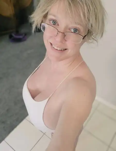 LOOKING FOR SOMETHING SECRET WITH A MATURE MAN AND A MARRIED MAN  WHO DON'T KISS AND TELL THANK YOU